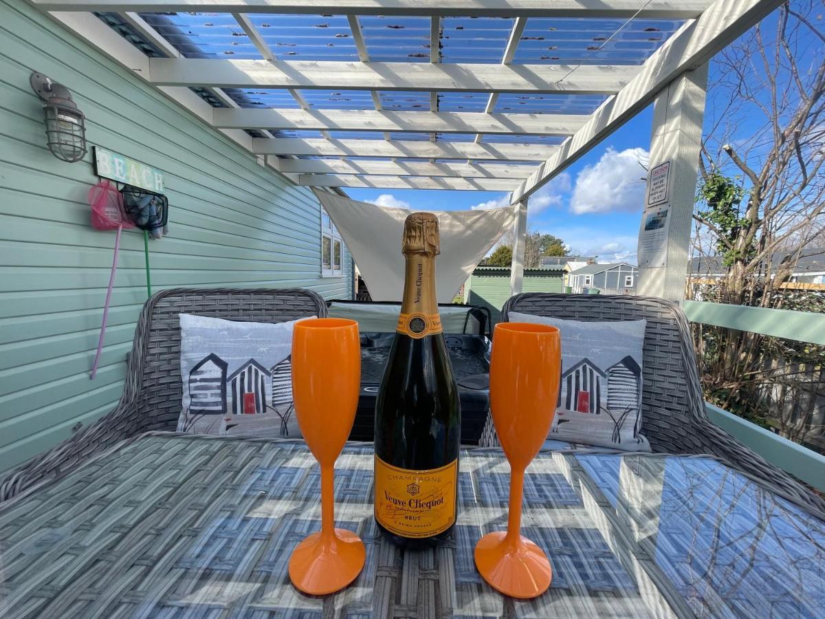 Den Of Joy Humberston Fitties Sleeps 6,Hot Tub,Log Burner Villa Cleethorpes Eksteriør bilde